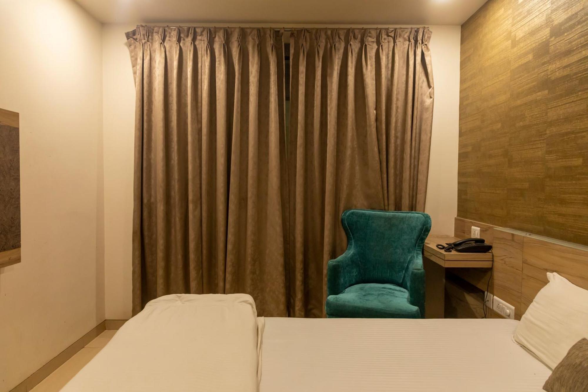 בהופאל Adarsh Palace Hotel מראה חיצוני תמונה