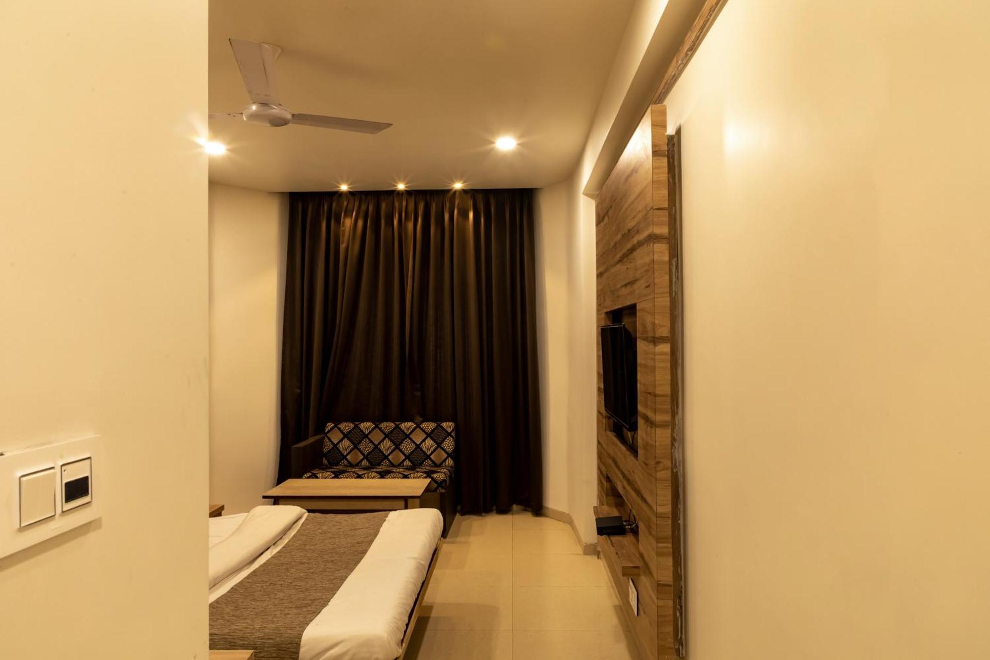 בהופאל Adarsh Palace Hotel מראה חיצוני תמונה